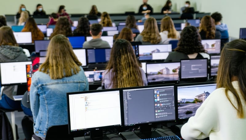 Estudiantes participando en clases virtuales de Continental International University